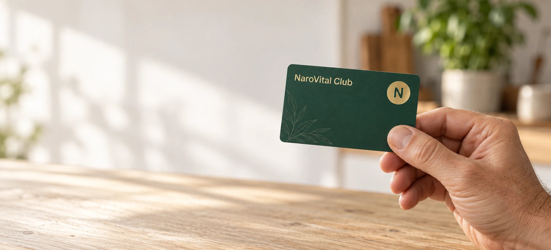 Eine Hand hält eine grüne NaroVital Clubkarte.