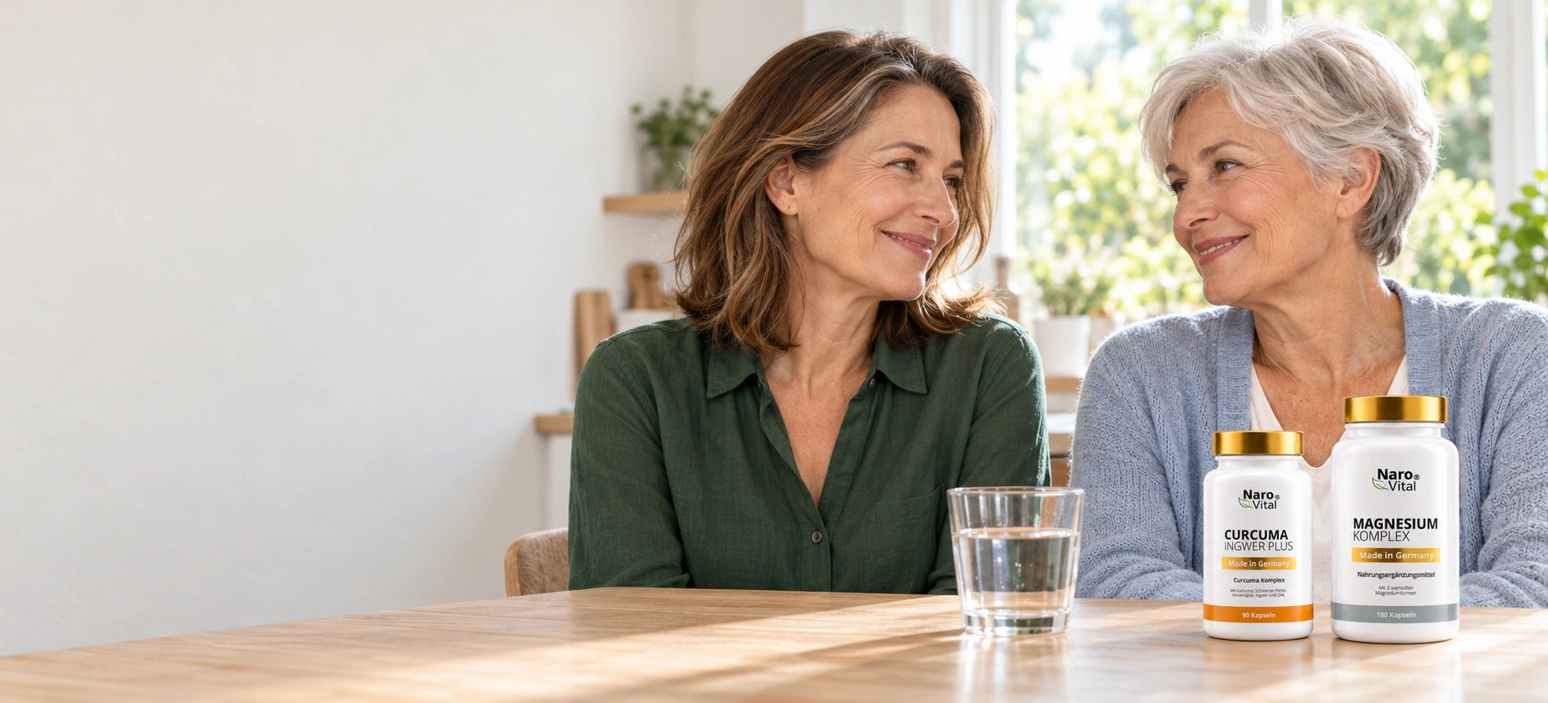 Zwei Frauen am Tisch mit NaroVital Curcuma Ingwer Plus und Magnesium Komplex