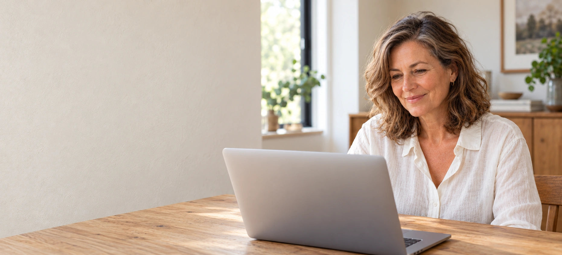 Eine Frau sieht sich in Ruhe die Produktauswahl an ihrem Laptop an